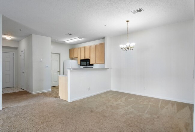 Building Photo - Spacious & Bright Condos Located in Glen A...