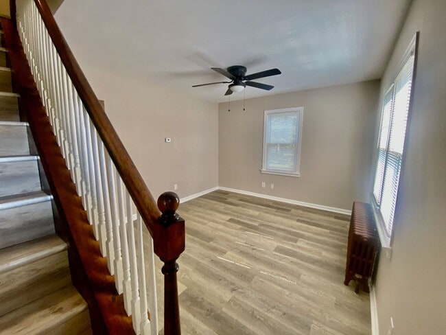 Building Photo - SPACIOUS 4 BED/2 BATH HOUSE-Luxury Vinyl F...