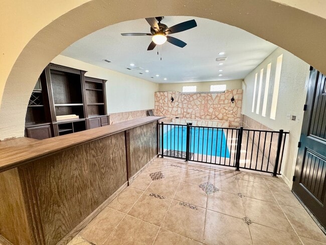 Building Photo - 111 Larga Vista Dr