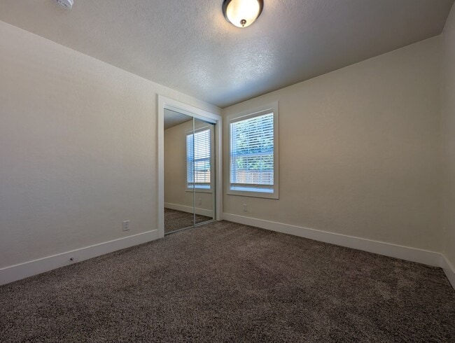 Building Photo - Beautiful 3 Bedroom, 2 Bath Home In The Ri...