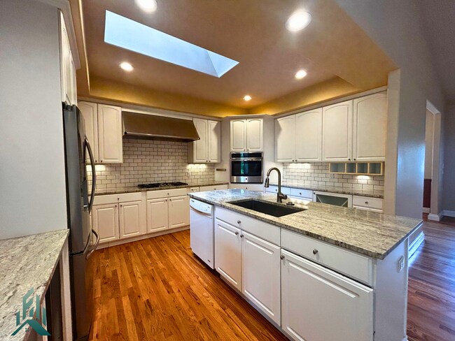 Building Photo - Modern and Spacious 3 Bed/2.5 Bath Home