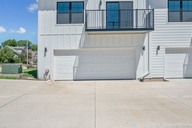 Building Photo - Clear Lake Condos - Now Offering First Month Free!!