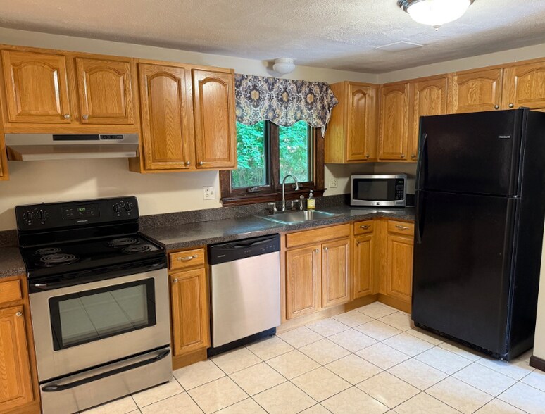 Building Photo - 17 Circle Rd