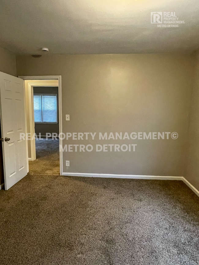 Building Photo - UPDATED TRADITIONAL COLONIAL