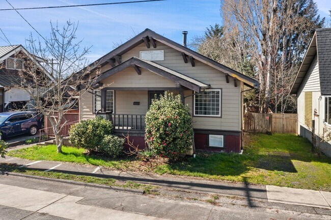 Building Photo - 709 McKenzie Ave