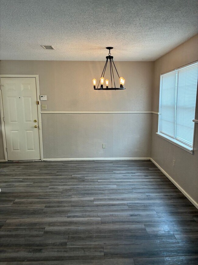 Building Photo - Updated in Central Lubbock