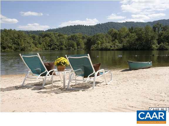 Building Photo - 200 Lake Club Ct