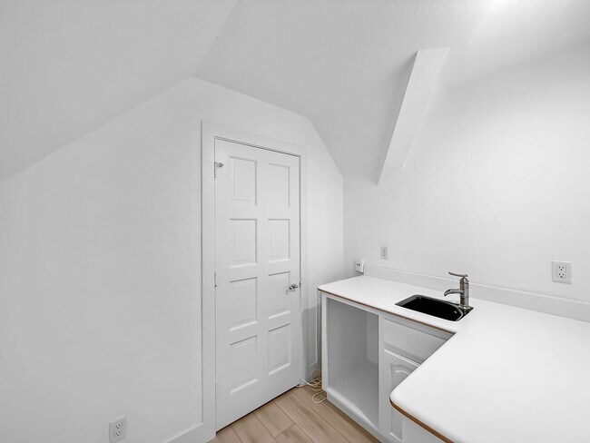 Building Photo - Stunning 4B/3BA House in Gated Community in Carlsbad!