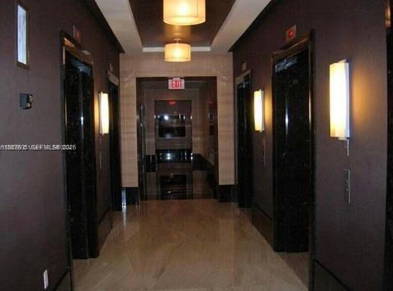 Building Photo - 950 Brickell Bay Dr