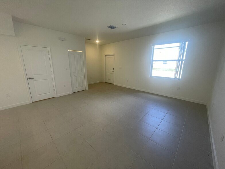 Building Photo - 1111 SE 2nd St