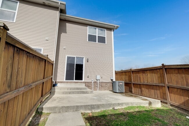 Building Photo - 1438 Riverbrook Dr