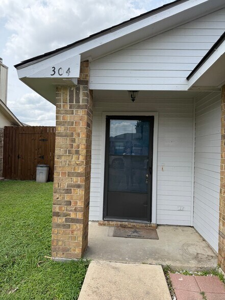Building Photo - 304 Gregory Ln