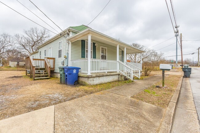 Building Photo - Great 4 Bedroom 2 Bath rental in Downtown ...