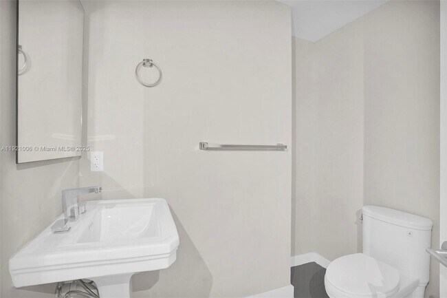 Building Photo - 1010 SW 2nd Ave