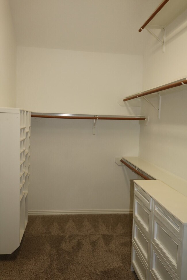 Building Photo - 6011 Hawkes Bay Ct