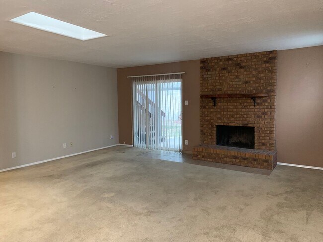 Building Photo - 812 Oro Real NE
