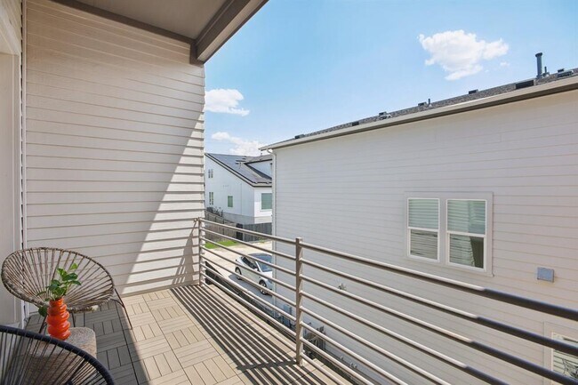 Building Photo - 6013 Florencia Ln