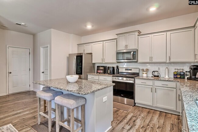 Building Photo - 660 Collett Dr