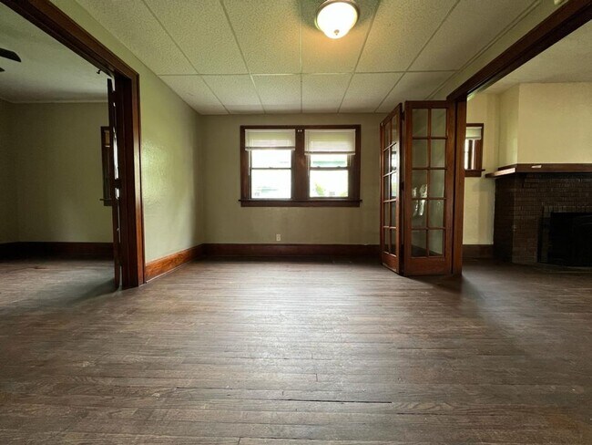 Building Photo - 614 E Broadway St