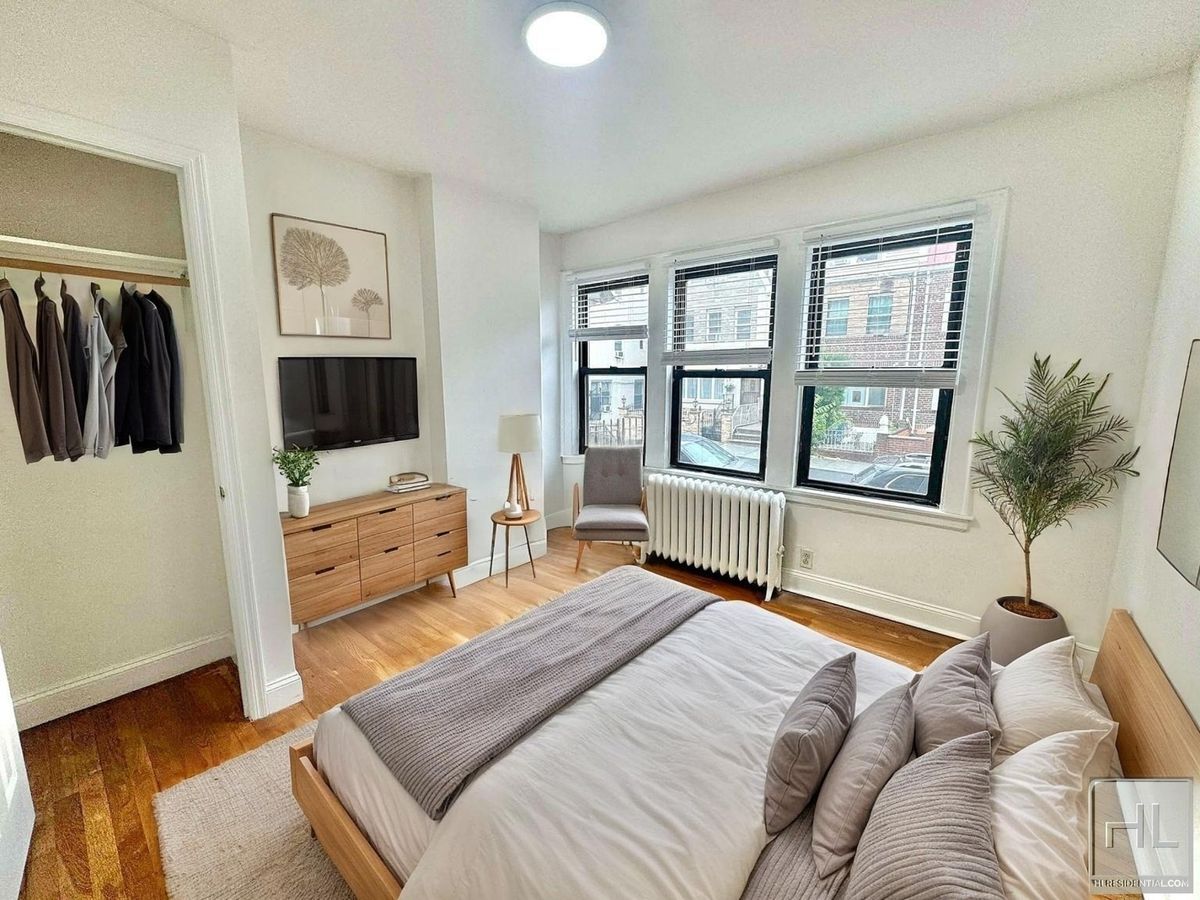 Building Photo - 32 STREET