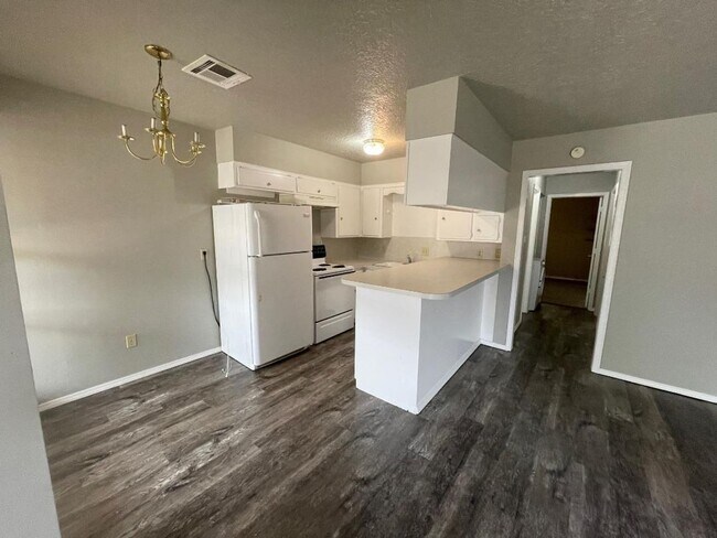 Building Photo - 2 Bedroom Duplex Close to Campus
