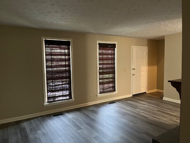 Building Photo - "Charming 2-Bed, 2.5-Bath Townhouse Retrea...