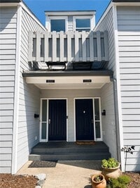 Building Photo - 1009 Riverbend Club Dr SE