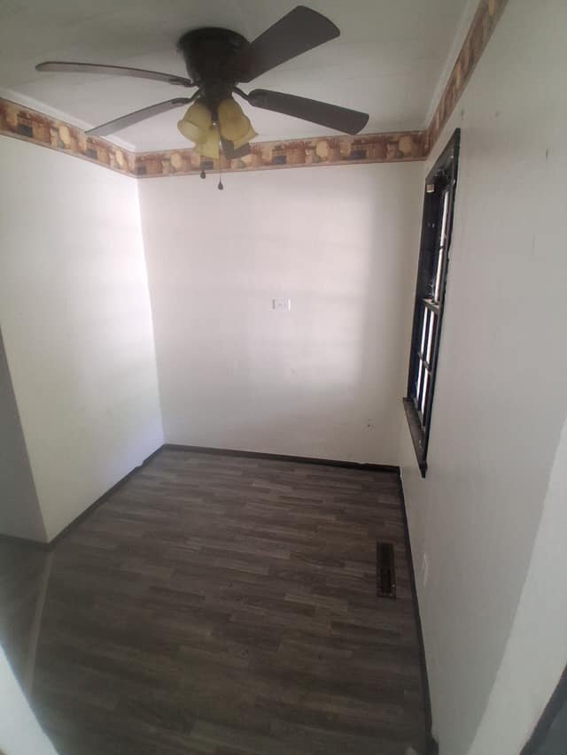 Building Photo - 11 B Ln