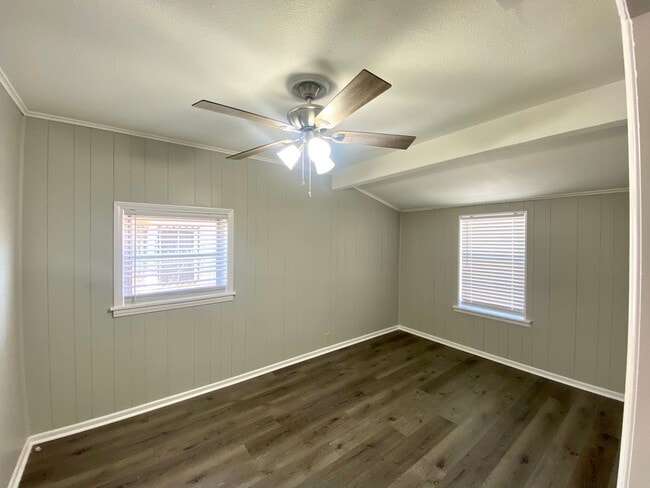 Building Photo - 3 Bedroom 3 bathroom Remodeled home ready to be loved