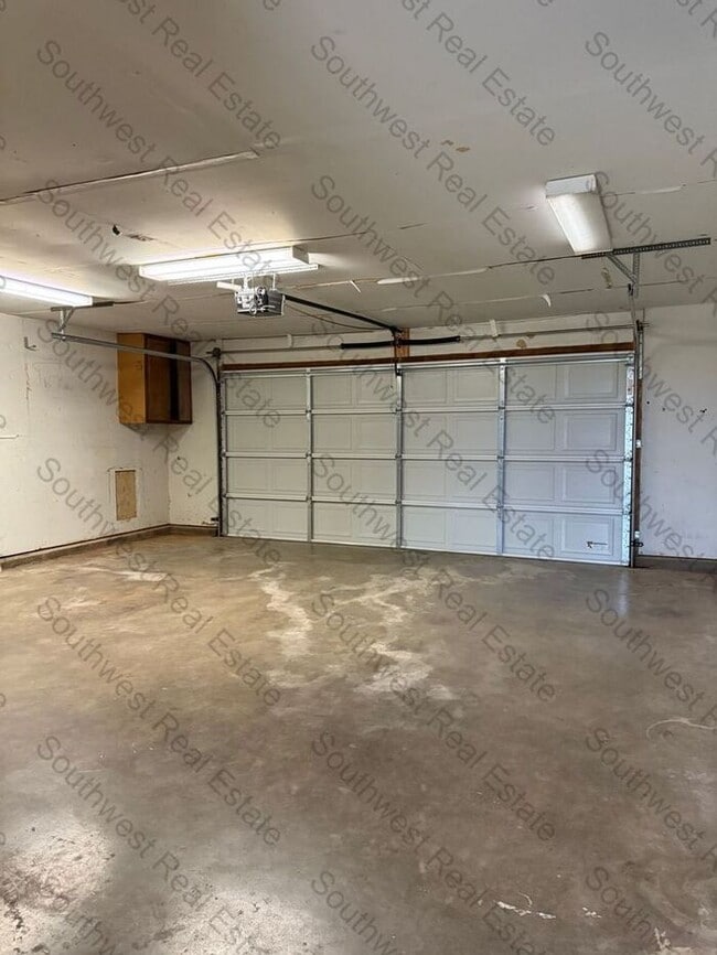 Building Photo - Spacious 3 bedrooms 2 bath family home