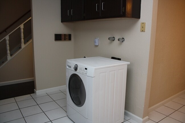 Building Photo - Superb Dual Master Townhome!