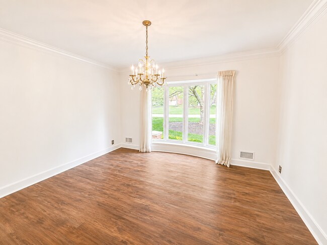 Building Photo - Spacious Walkout in Desirable Location!