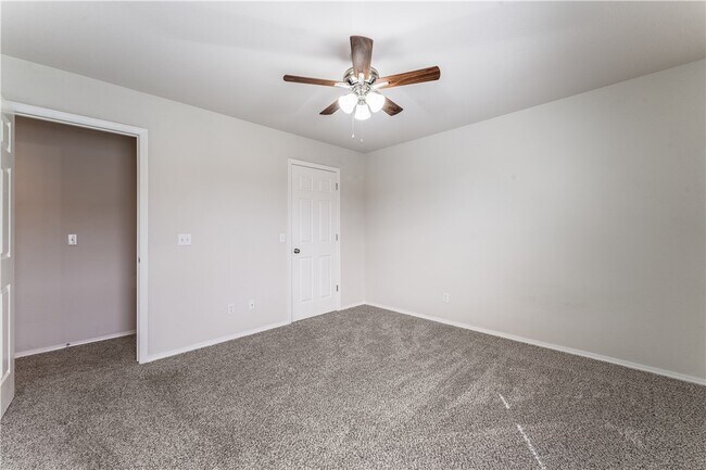 Building Photo - 3005 SW Deerfield Blvd