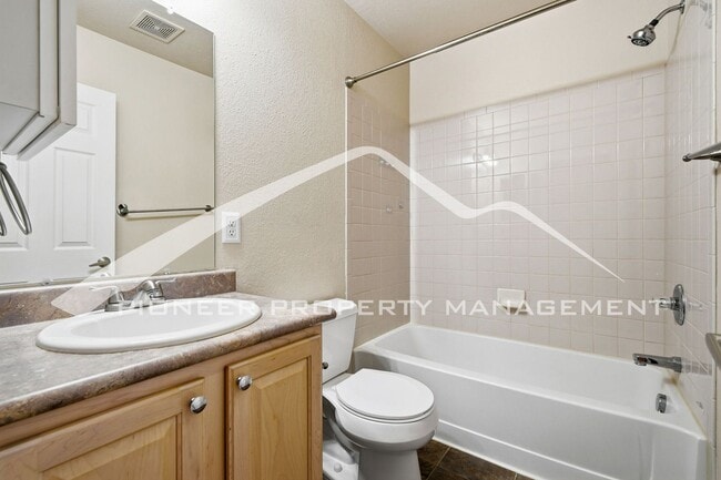 Building Photo - Awesome Townhome in Arvada