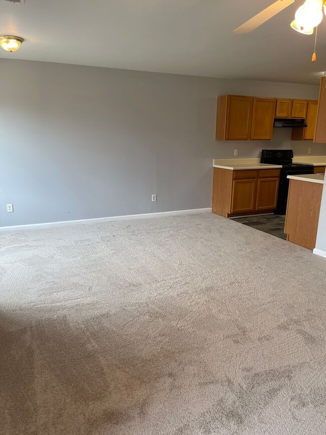 Building Photo - Spacious Townhouse