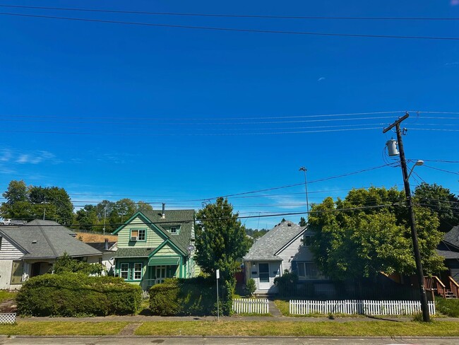 Building Photo - Broadway Manor