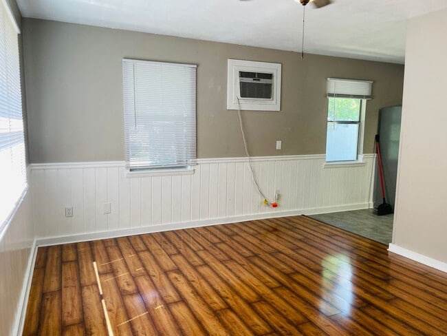 Building Photo - Spooktacular October Deal! Cozy 2BR/1BA fo...