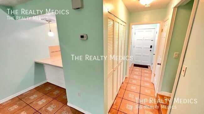 Building Photo - 1220 Villa Ln