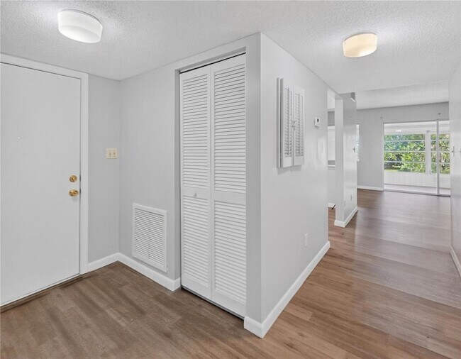 Building Photo - 600 Fairways Cir