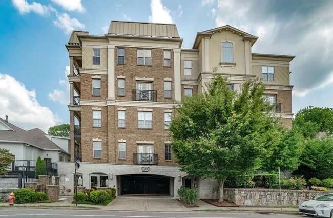 Building Photo - Newly Renovated! Music Row Gated Condo