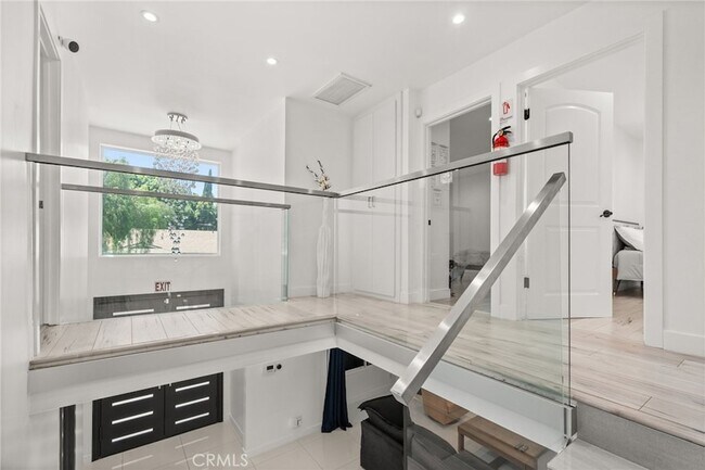 Building Photo - 4630 Cedros Ave