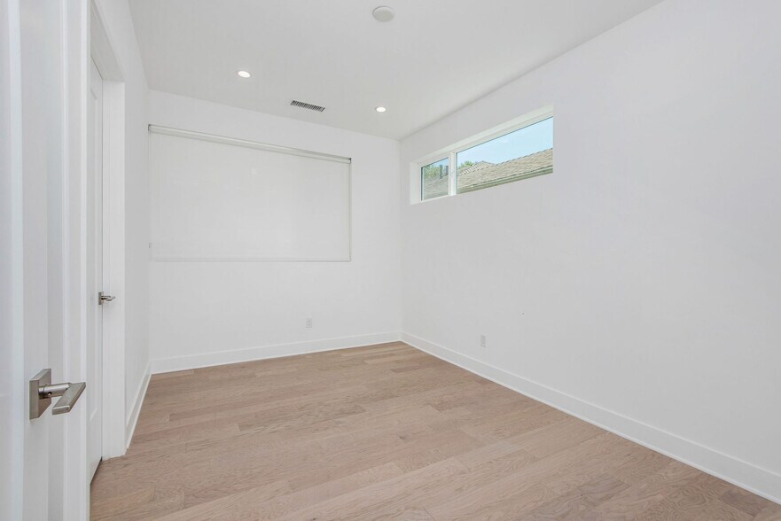 Building Photo - 857 1/2 Hyperion Ave