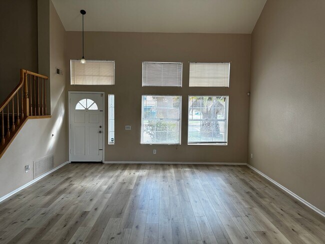 Building Photo - Beautiful Orangecrest Rental – Move-In Ready!