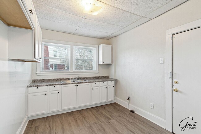 Building Photo - Stunning 3 Bedroom 1 Bath Colonial - Detroit
