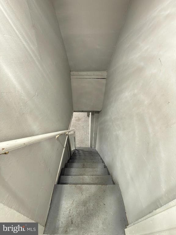 Building Photo - 249 E Oak St