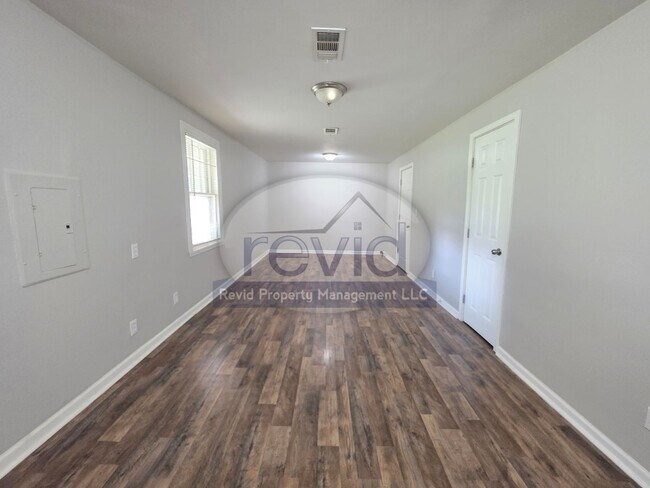 Building Photo - 3 Bedroom Home!!