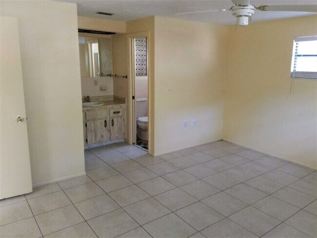 Building Photo - Corner Lot Home in New Port Richey