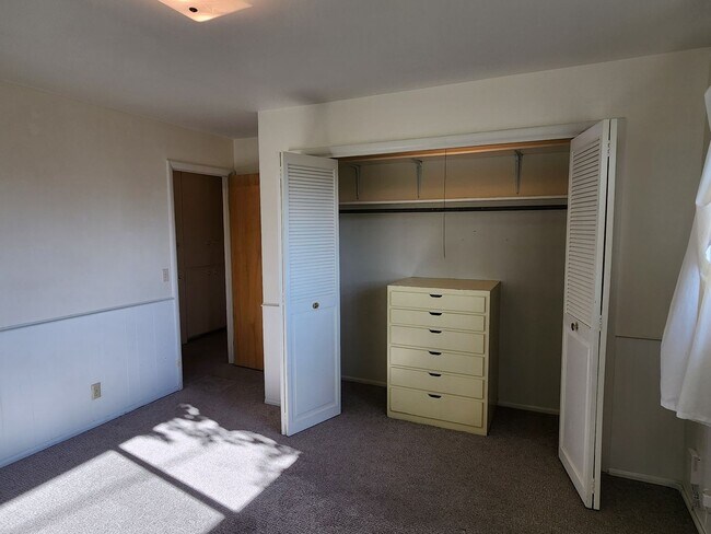 Building Photo - Beautiful 5 Bd 3.5 Ba Home in Holladay