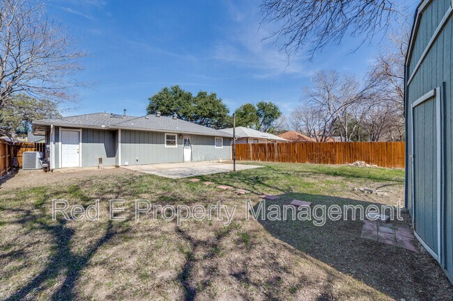 Building Photo - 5602 Ivanhoe St