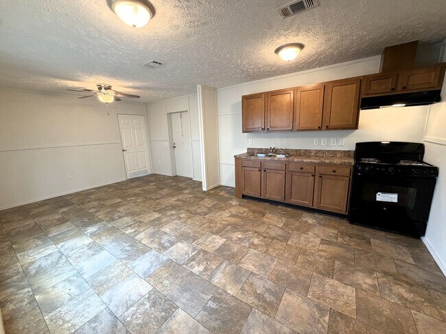 Building Photo - 2-Bed Mobile Home | Water, Trash & Lawn Care Included!